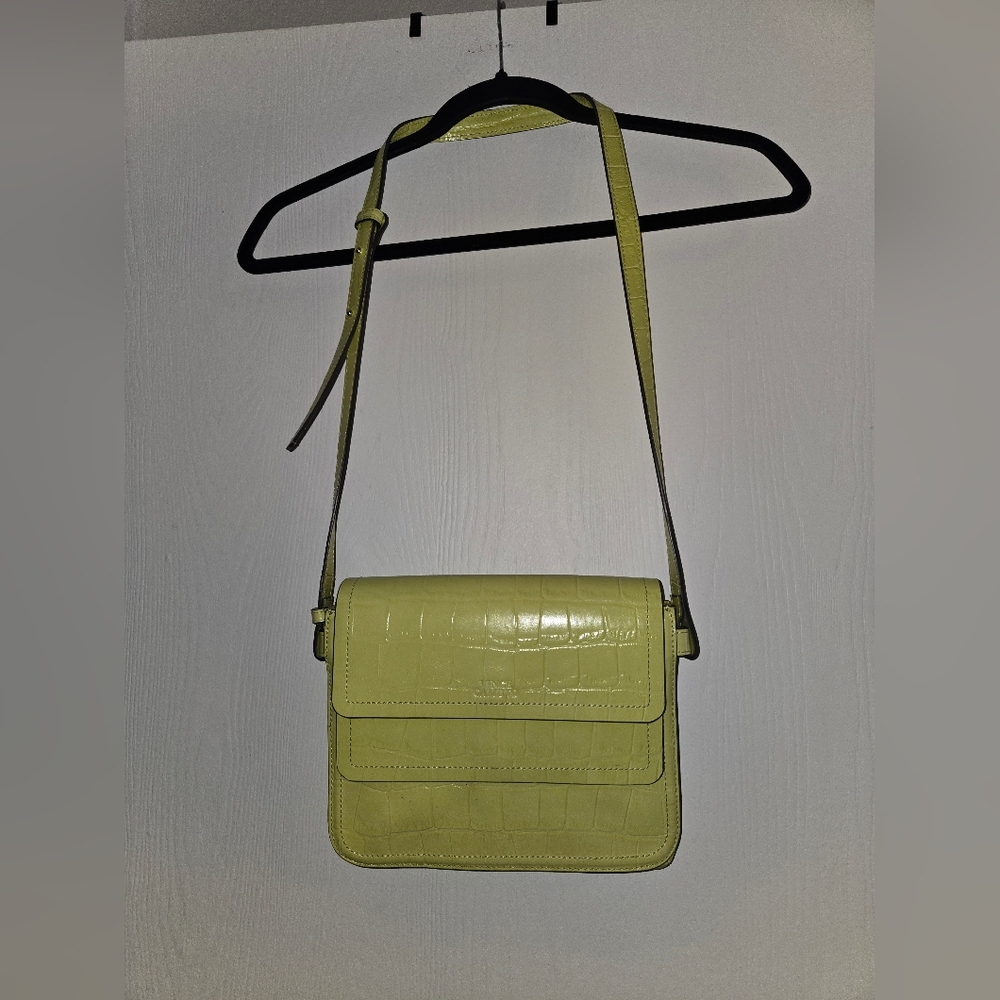 Vince Camuto Boice Shoulder Bag in Key Lime